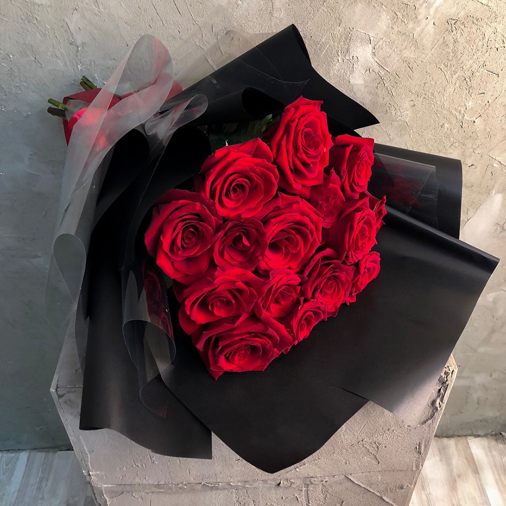 15 красных роз в черной упаковке